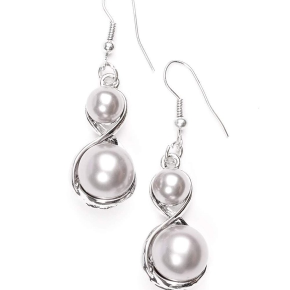 Paparazzi Silver Earrings- Set the stage Silver - Picture 1 of 1